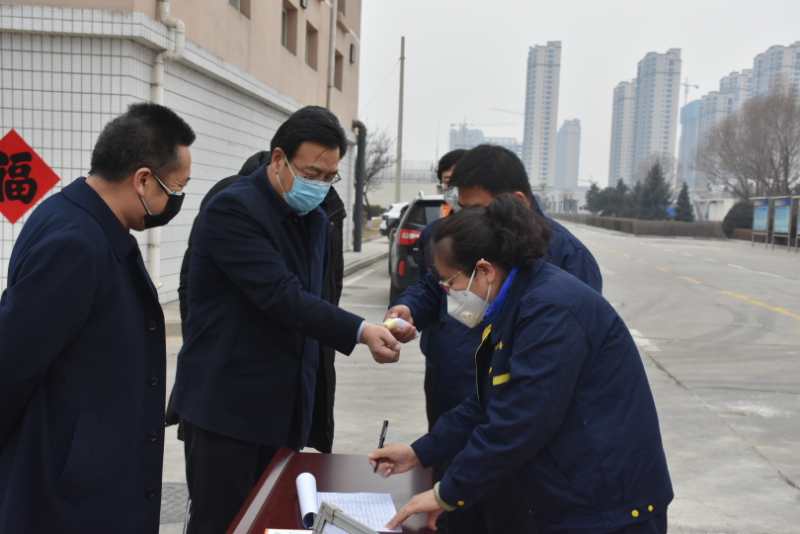 市城管局劉云飛局長一行蒞臨忻州市水務(wù)有限責(zé)任公司污水處理分公司檢查疫情防控及復(fù)工復(fù)產(chǎn)工作情況。.jpg